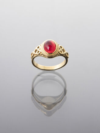 Jemný prsten z chirurgické oceli se cěrveným kamínkem