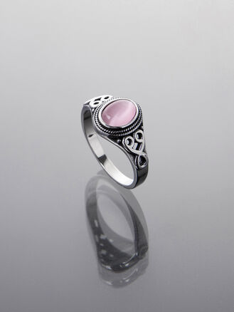 Jemný prsten z chirurgické oceli se růžovým kamínkem