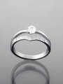 Trendy dámský jemný prsten z leštěné chirurgické oceli s krystalky