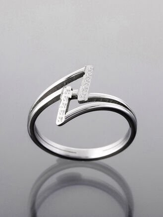 Dámský jemný prsten z leštěné chirurgické oceli s krystalky