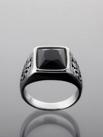 Prsten z chirurgické oceli s černým krystalem a rytím