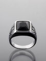 Prsten z chirurgické oceli s černým krystalem a rytím