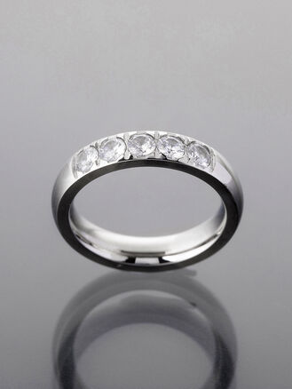 Jemný dámský prsten z leštěné chirurgické oceli s krystalky