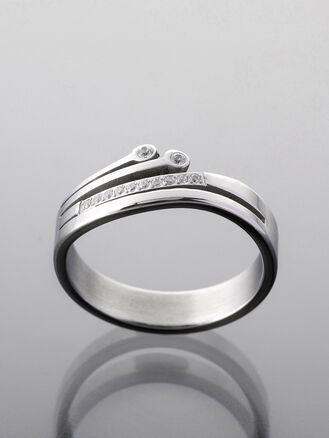 Moderní dámský jemný prsten z leštěné chirurgické oceli s krystalky