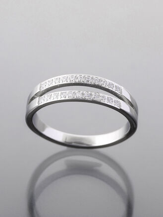 Dámský jemný prsten z leštěné chirurgické oceli s  čirými krystalky