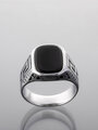Masivní prsten z chirurgické oceli s černým krystalem a rytím