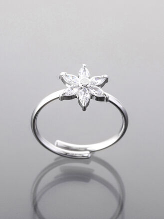 Dámský jemný prsten z leštěné chirurgické oceli s kytičkou s čirými krystalky