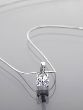 Jemný náhrdelník z chirurgické oceli, řetízek s přívěskem, krystalek