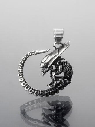 Nepřehlédnutelný přívěsek na řetízek z chirurgické oceli netvor