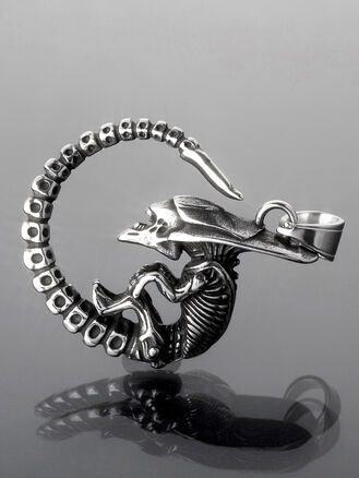 Nepřehlédnutelný přívěsek na řetízek z chirurgické oceli netvor