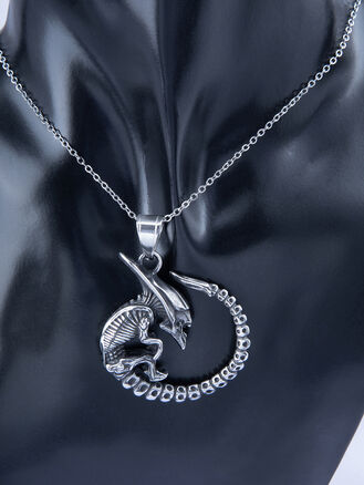 Nepřehlédnutelný přívěsek na řetízek z chirurgické oceli netvor