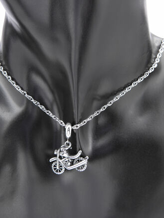 Přívěsek  motorka, z leštěné chirurgické oceli, stříbrná barva kovu