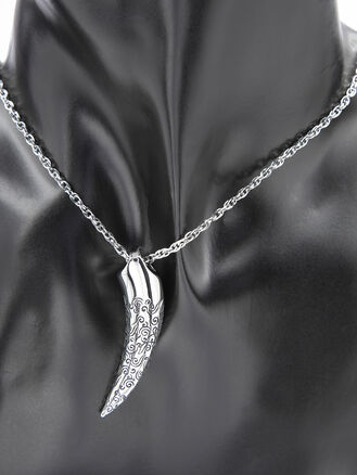 Přívěsek zdobený tesák, z leštěné chirurgické oceli, stříbrná barva kovu