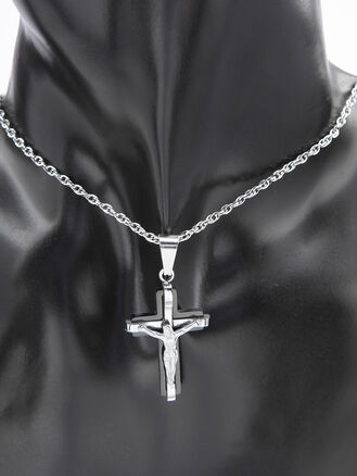 Přívěsek kříž s Ježíšem z leštěné chirurgické oceli na černém pozadí