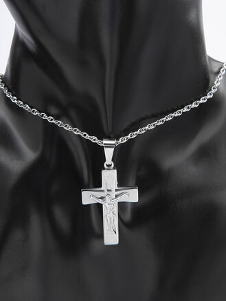 Výrazný přívěsek kříž s Ježíšem a nápisy z leštěné chirurgické oceli