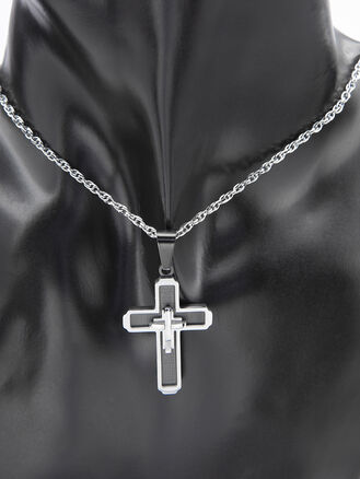 Výrazný přívěsek kříž s dalším křížem a nápisy z leštěné chirurgické oceli