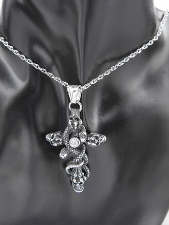 Výrazný přívěsek kříž s hadem z leštěné chirurgické oceli 