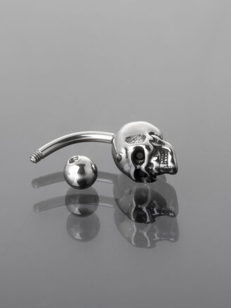 Banánek piercing do pupíku s kuličkou a lebkou z chirurgické oceli