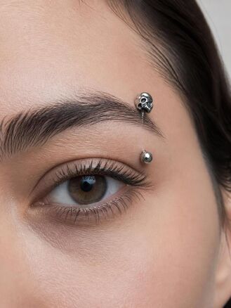 Banánek piercing do pupíku s kuličkou a lebkou z chirurgické oceli
