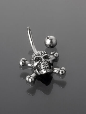 Banánek piercing do pupíku s kuličkou a lebkou s hnáty z chirurgické oceli