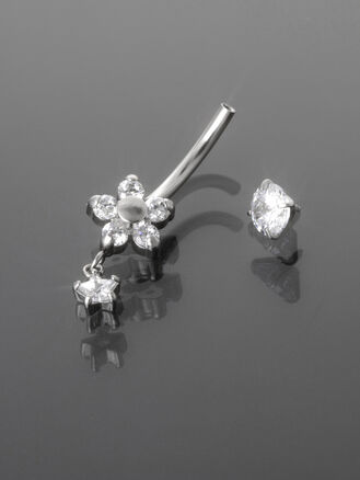 Banánek piercing do pupíku s kuličkou, květem a přívěskem s krystalky, vyroben z chirurgické oceli
