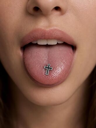 Činka piercing do ucha černý křížek, z chirurgické oceli 