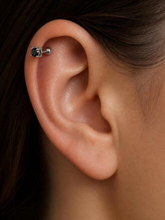 Činka piercing do ucha s tmavě šedým krystalkem, vyrobeno z chirurgické oceli 