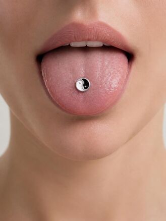 Činka piercing do ucha jing jang, vyrobeno z chirurgické oceli 
