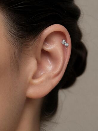 Piercing do brady, ucha nebo rtu, se třemi drobnými krystalky, leštěná chirurgická ocel stříbrná