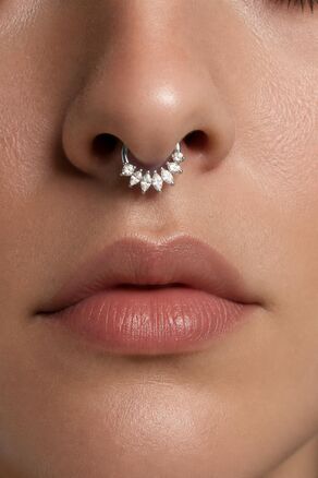 Helix piercing do ucha chirurgická ocel, s drobnými třpytivými krystalky