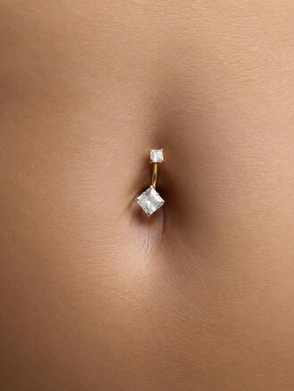 Piercing do pupíku z chirurgické oceli, zlatá a stříbrná barva kovu, čtverec